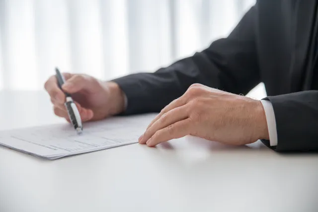 Antrag wird handschriftlich unterschrieben