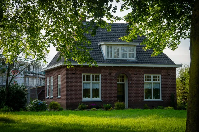 Freistehendes Einfamilienhaus mit Backsteinfassade und Gaube
