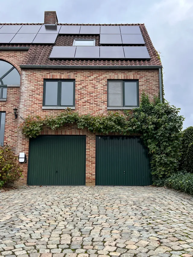 Wohnhaus mit Photovoltaikanlage auf dem Dach